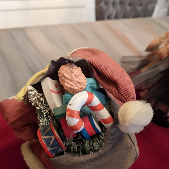 Skiing Santa w gifts - Picture 5 of 9